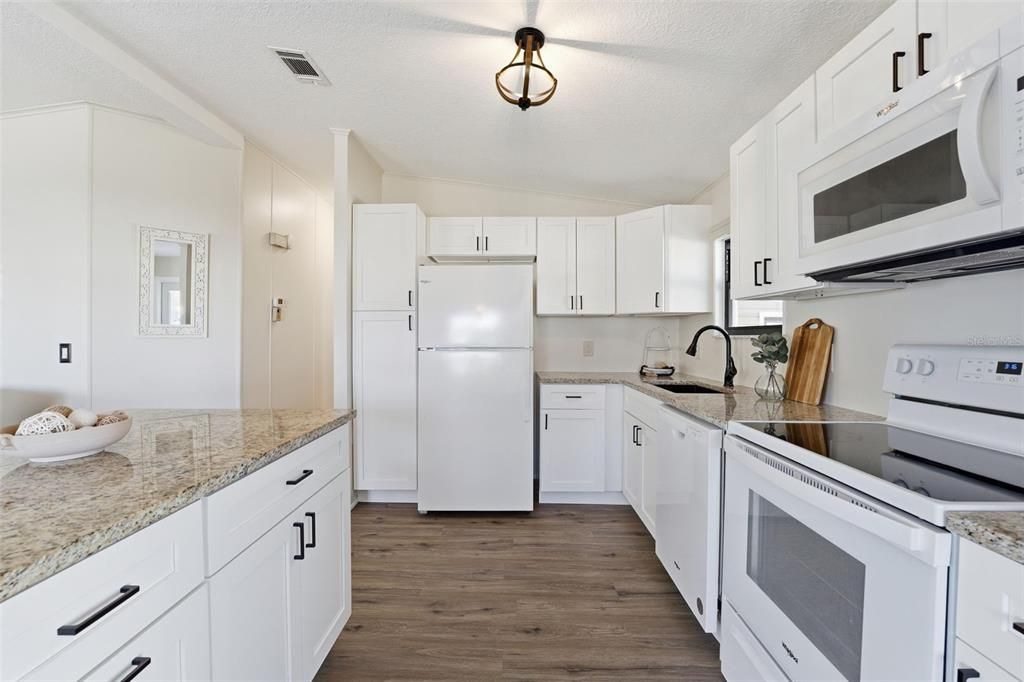 For Sale: $150,000 (2 beds, 2 baths, 1144 Square Feet)