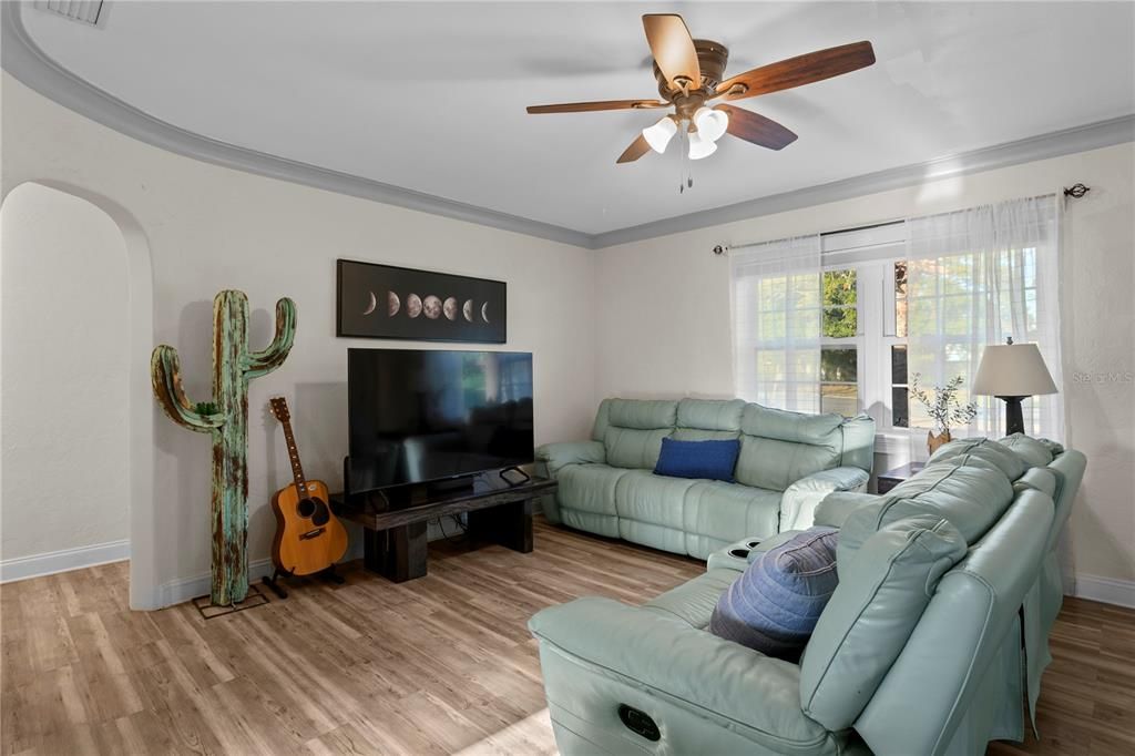 待售: $385,000 (3 贝兹, 2 浴室, 1139 平方英尺)