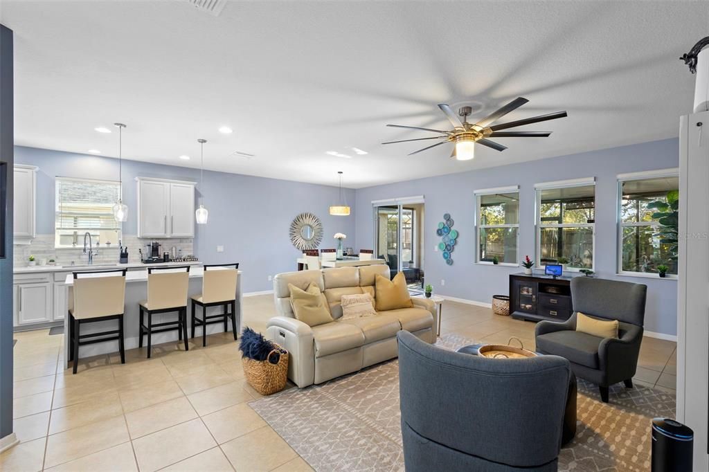 待售: $375,000 (4 贝兹, 2 浴室, 2017 平方英尺)