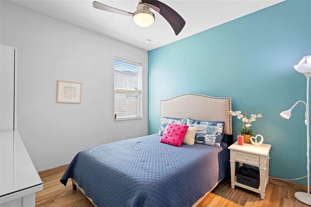 待售: $375,000 (4 贝兹, 2 浴室, 2017 平方英尺)