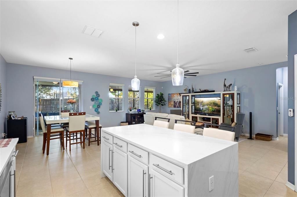 待售: $375,000 (4 贝兹, 2 浴室, 2017 平方英尺)