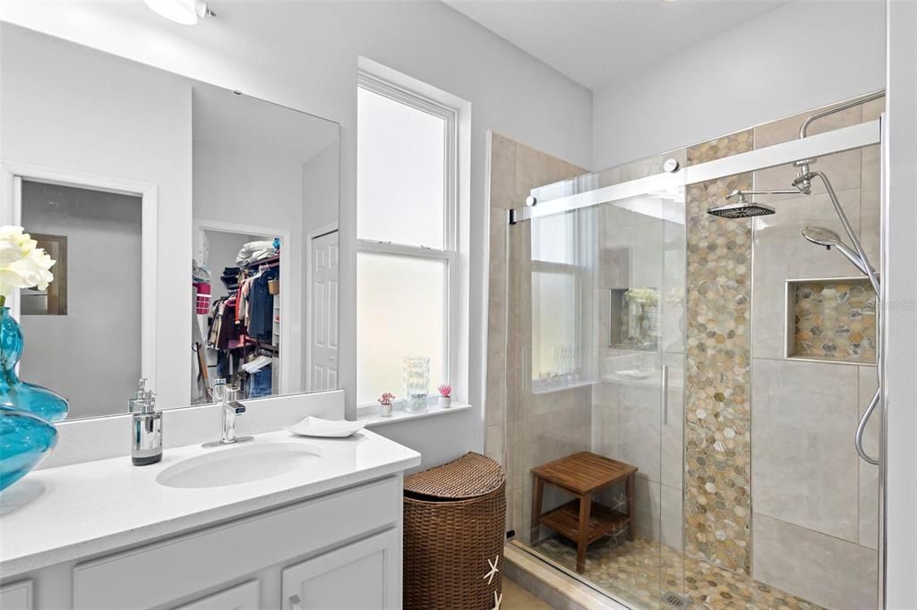 待售: $375,000 (4 贝兹, 2 浴室, 2017 平方英尺)