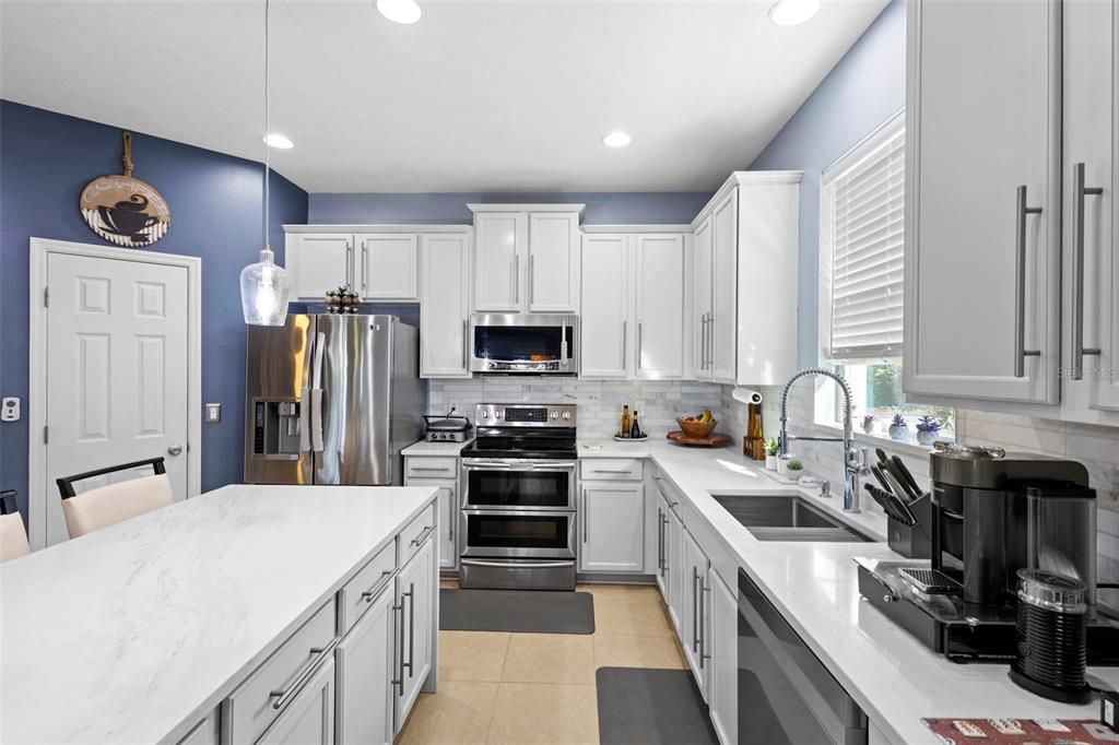 待售: $375,000 (4 贝兹, 2 浴室, 2017 平方英尺)