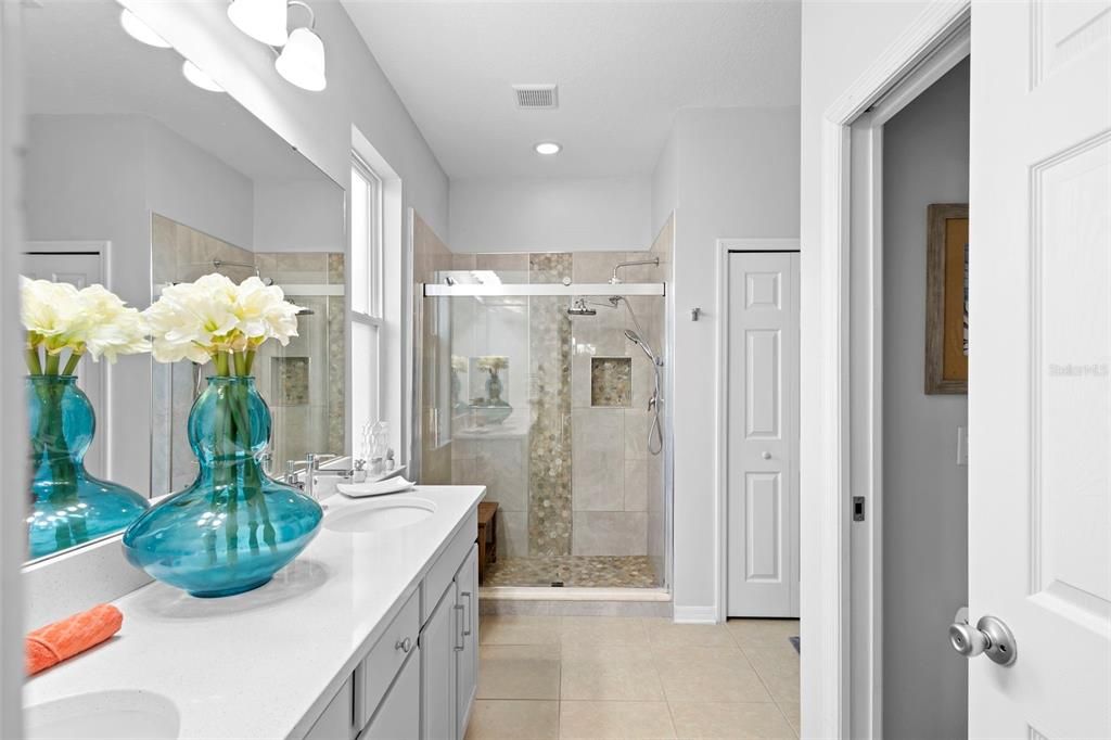 待售: $375,000 (4 贝兹, 2 浴室, 2017 平方英尺)