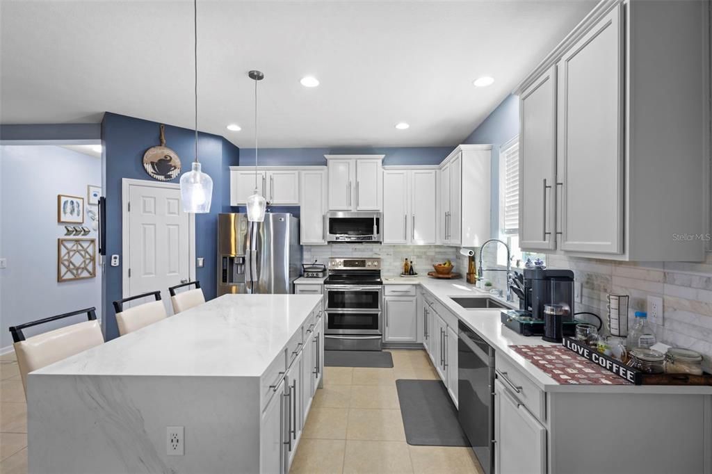 待售: $375,000 (4 贝兹, 2 浴室, 2017 平方英尺)