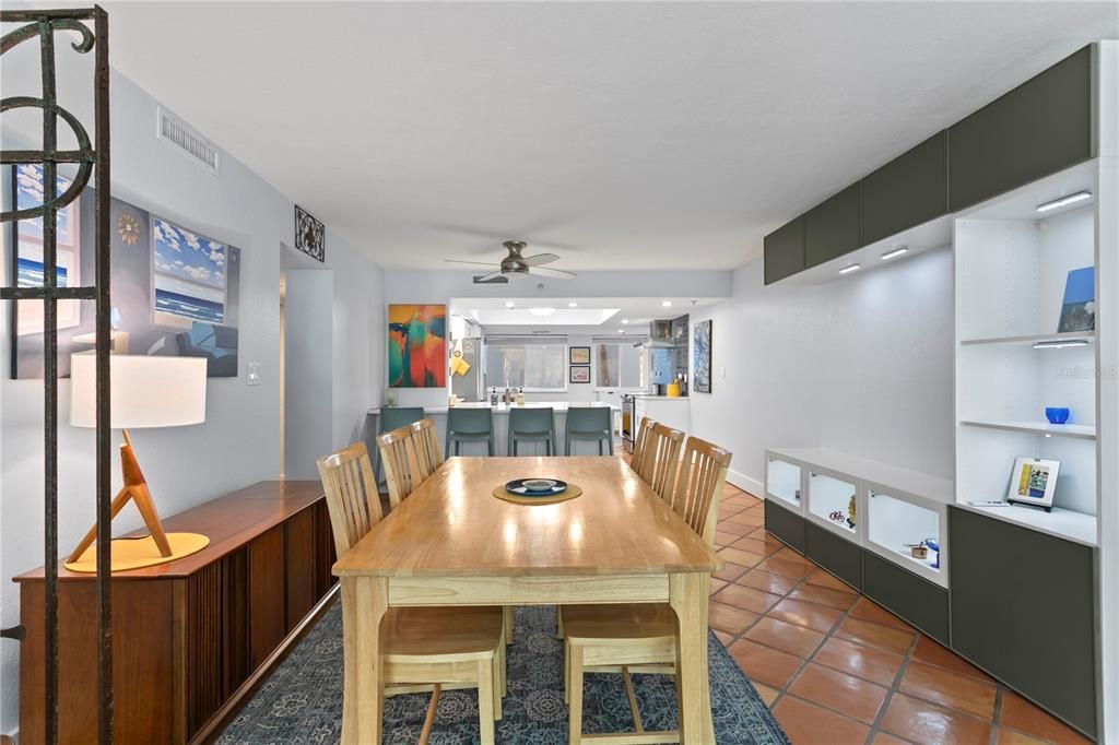 На продажу: $439,900 (2 спален, 2 ванн, 1422 Квадратных фут)