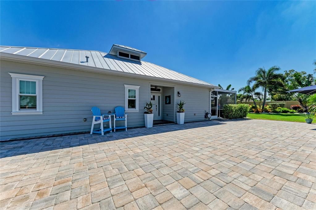 For Sale: $595,000 (1 beds, 1 baths, 1000 Square Feet)