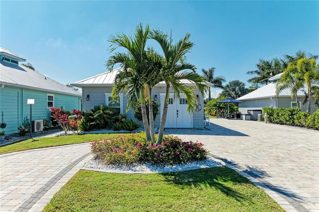 For Sale: $595,000 (1 beds, 1 baths, 1000 Square Feet)