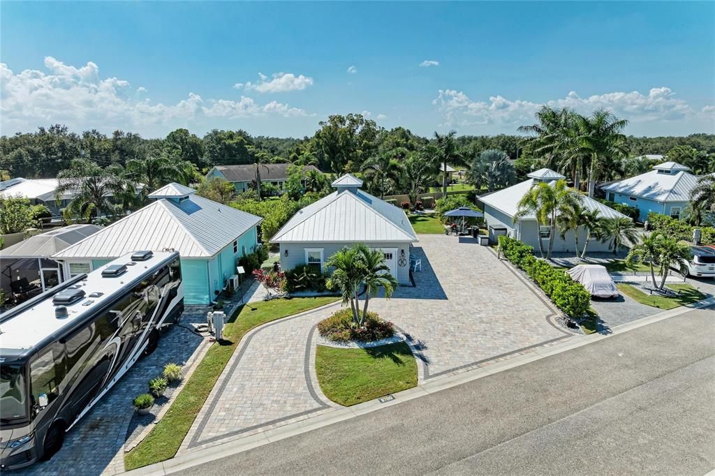 For Sale: $595,000 (1 beds, 1 baths, 1000 Square Feet)