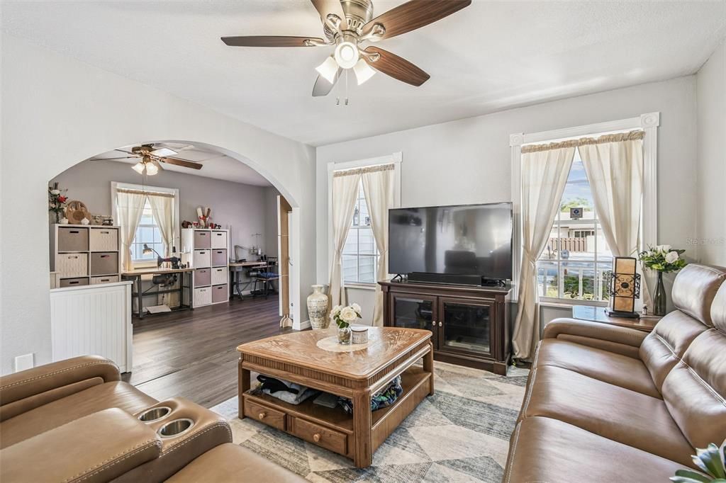 En Venta: $334,000 (3 camas, 2 baños, 1638 Pies cuadrados)