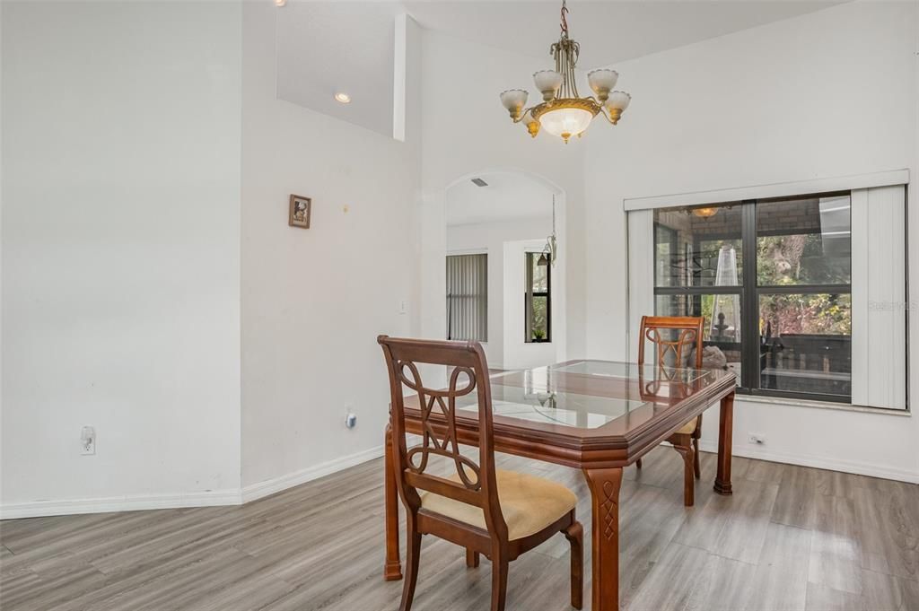 En Venta: $550,000 (4 camas, 2 baños, 2097 Pies cuadrados)