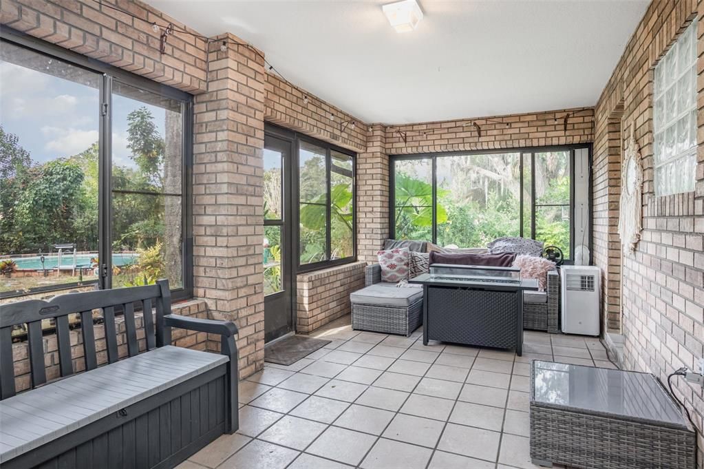 En Venta: $550,000 (4 camas, 2 baños, 2097 Pies cuadrados)