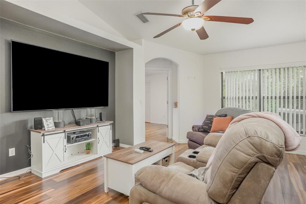 En Venta: $550,000 (4 camas, 2 baños, 2097 Pies cuadrados)