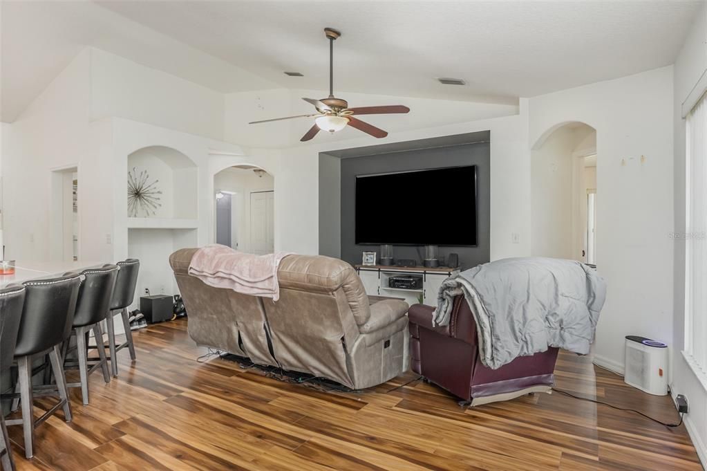 En Venta: $550,000 (4 camas, 2 baños, 2097 Pies cuadrados)