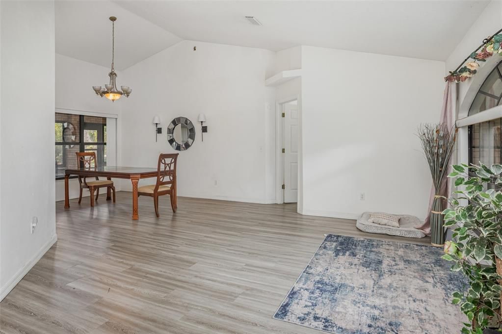 En Venta: $550,000 (4 camas, 2 baños, 2097 Pies cuadrados)