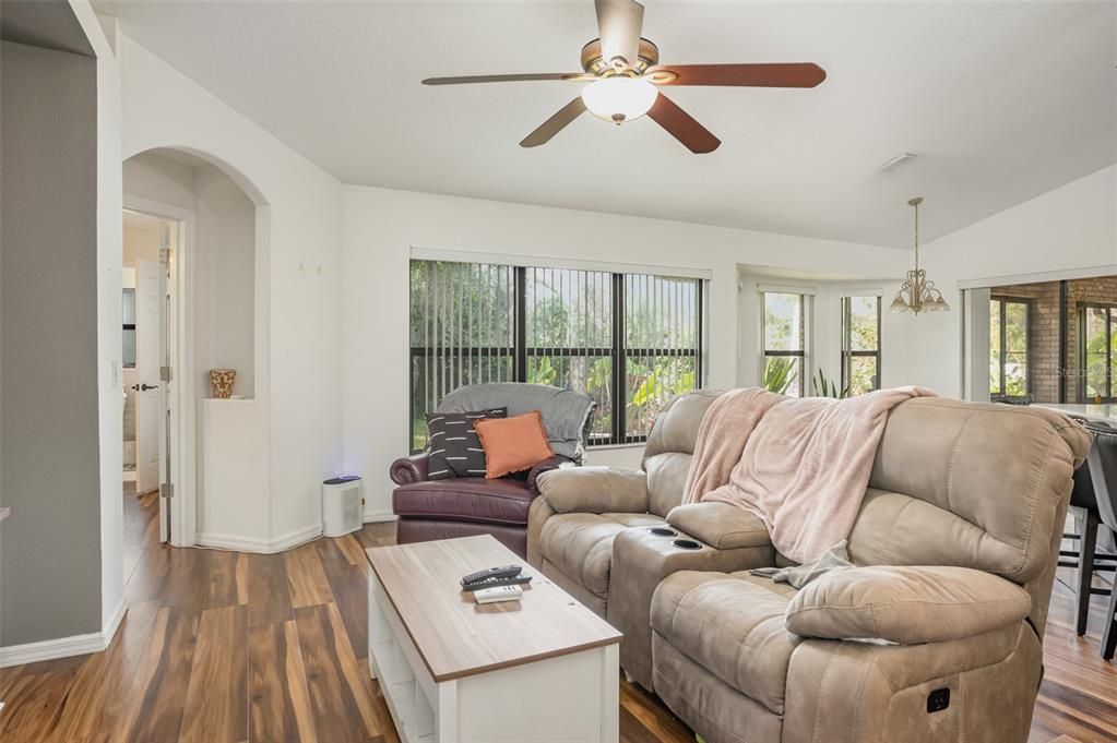 En Venta: $550,000 (4 camas, 2 baños, 2097 Pies cuadrados)