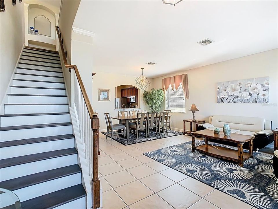 合同活跃: $669,000 (6 贝兹, 4 浴室, 2812 平方英尺)