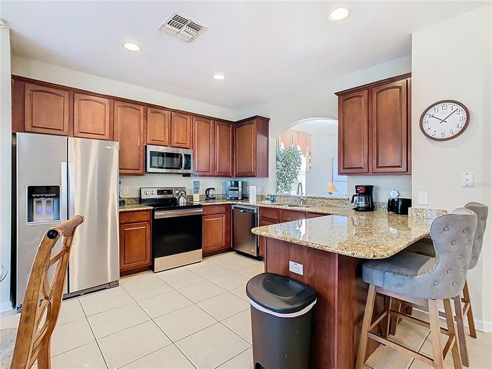 合同活跃: $669,000 (6 贝兹, 4 浴室, 2812 平方英尺)