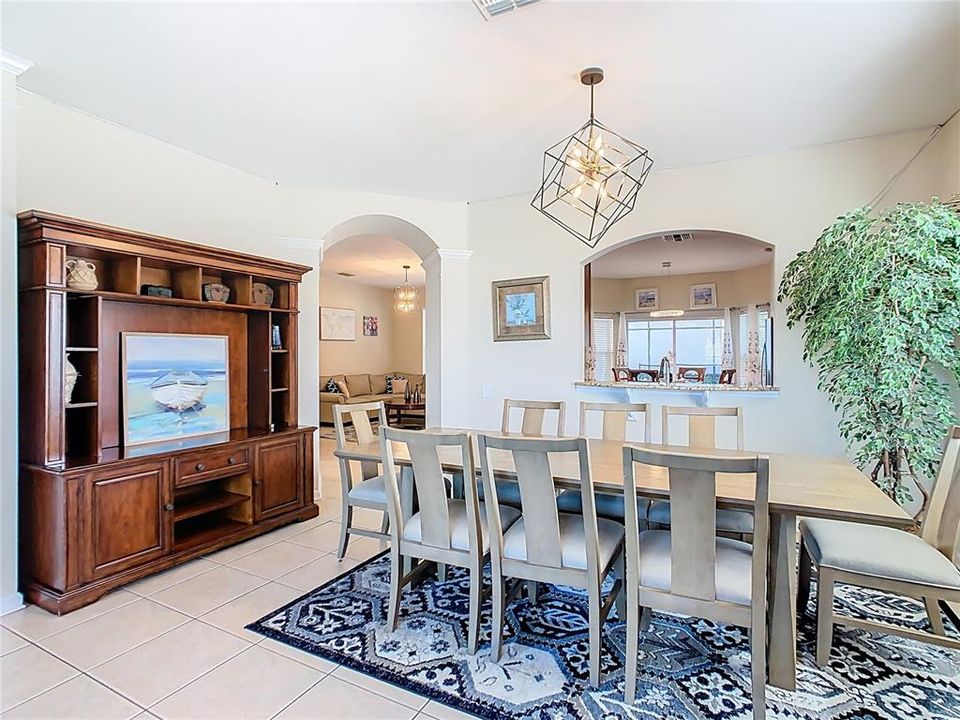 合同活跃: $669,000 (6 贝兹, 4 浴室, 2812 平方英尺)