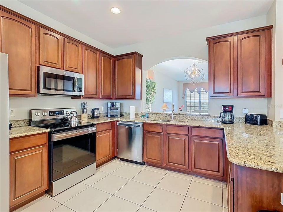 合同活跃: $669,000 (6 贝兹, 4 浴室, 2812 平方英尺)