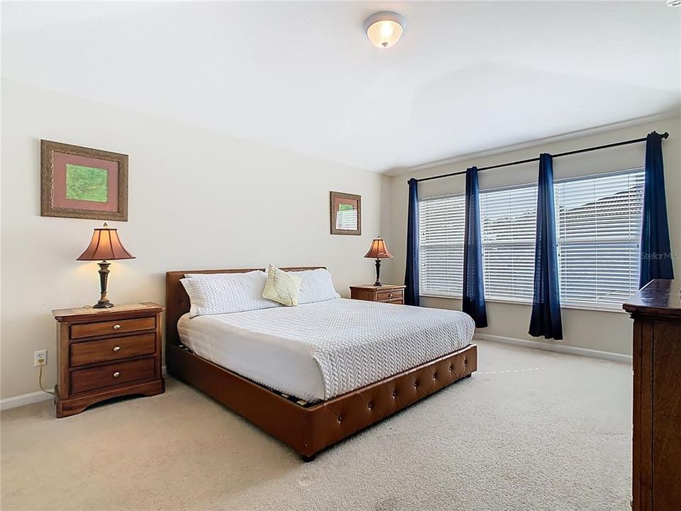 合同活跃: $669,000 (6 贝兹, 4 浴室, 2812 平方英尺)