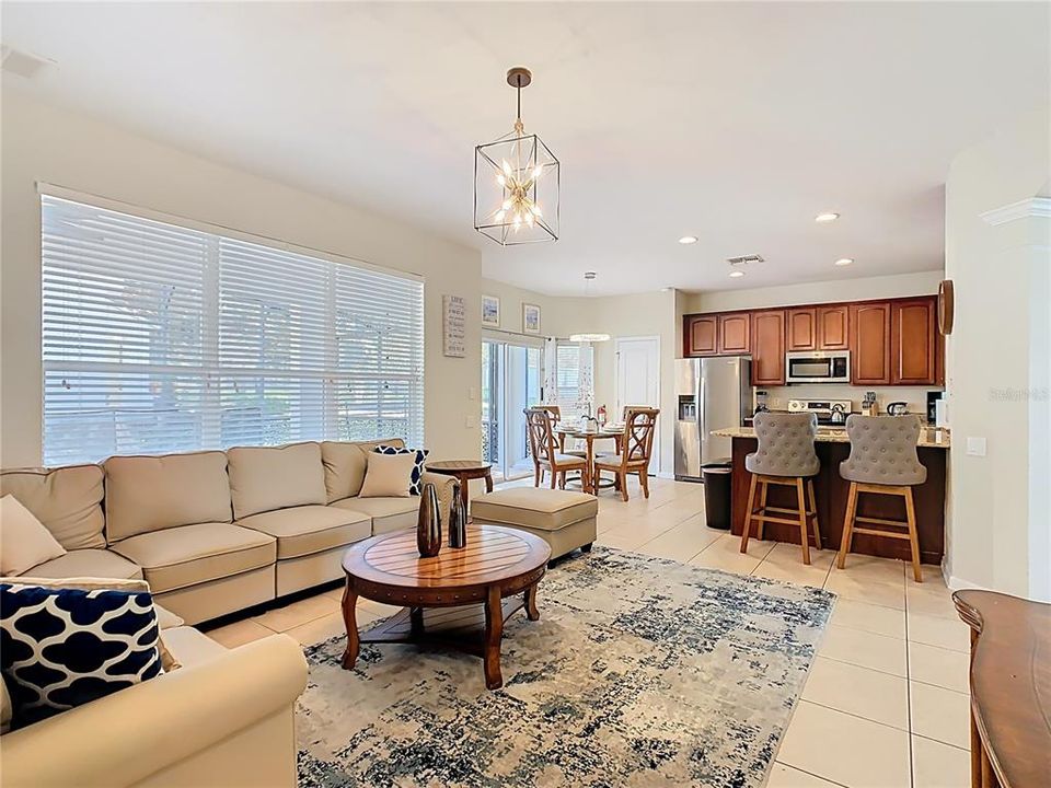 合同活跃: $669,000 (6 贝兹, 4 浴室, 2812 平方英尺)