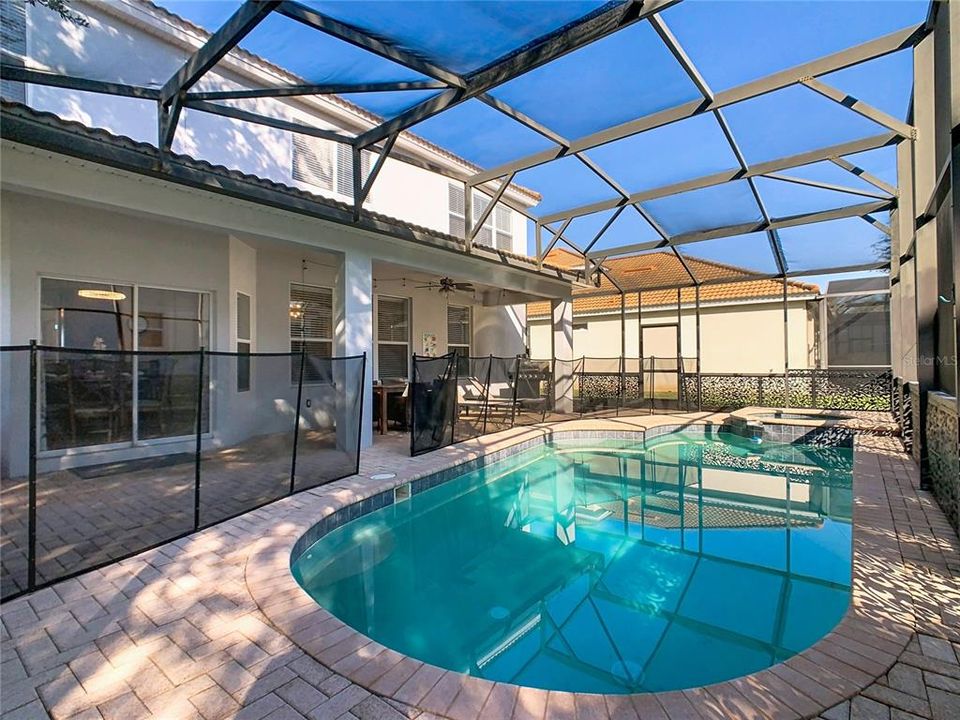 合同活跃: $669,000 (6 贝兹, 4 浴室, 2812 平方英尺)