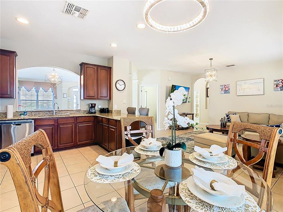 合同活跃: $669,000 (6 贝兹, 4 浴室, 2812 平方英尺)