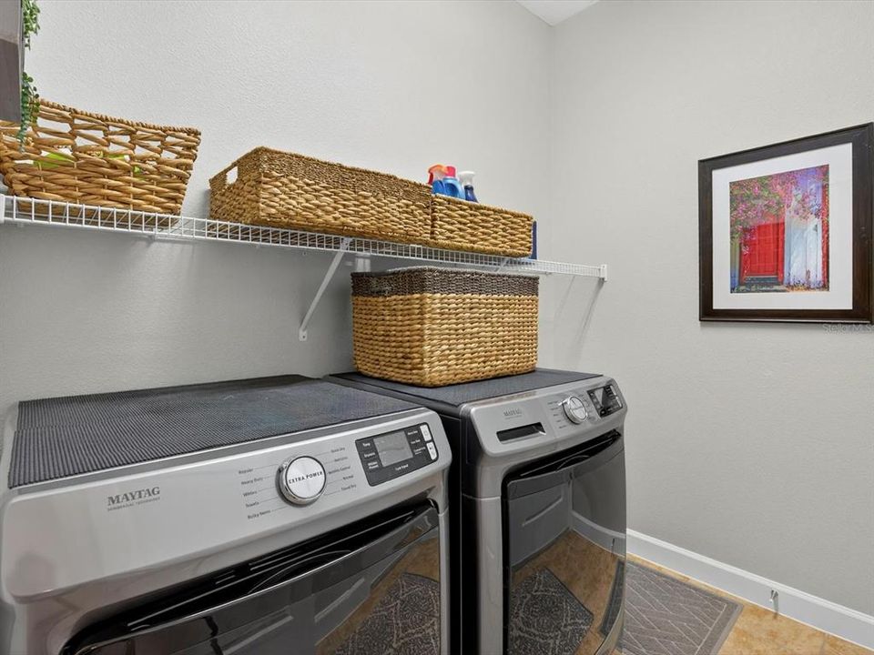 Под контрактом: $389,899 (3 спален, 2 ванн, 1856 Квадратных фут)