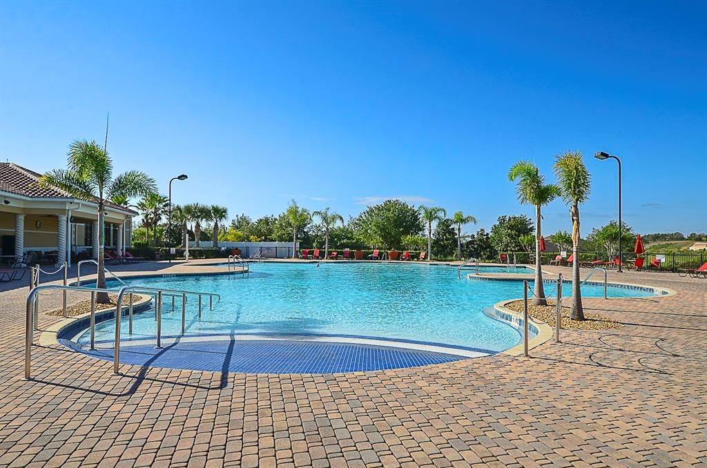 Под контрактом: $389,899 (3 спален, 2 ванн, 1856 Квадратных фут)