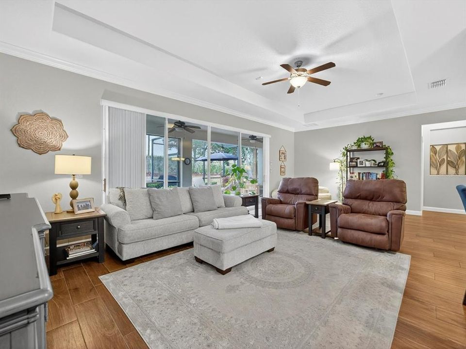 Под контрактом: $389,899 (3 спален, 2 ванн, 1856 Квадратных фут)