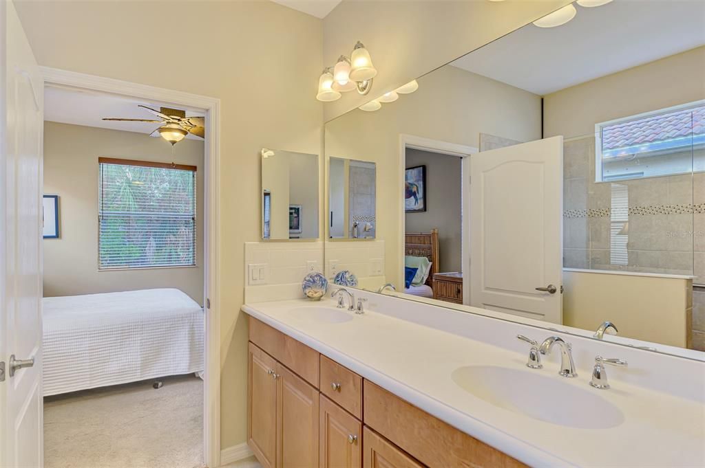 Activo con contrato: $289,500 (2 camas, 2 baños, 1560 Pies cuadrados)