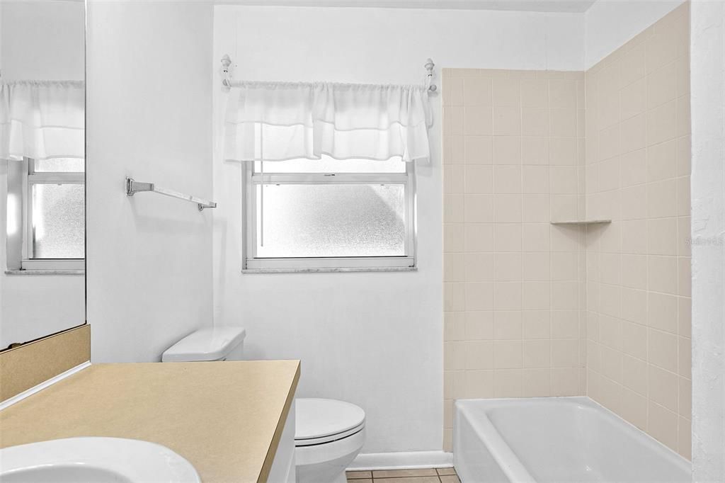 合同活跃: $349,000 (2 贝兹, 2 浴室, 1103 平方英尺)