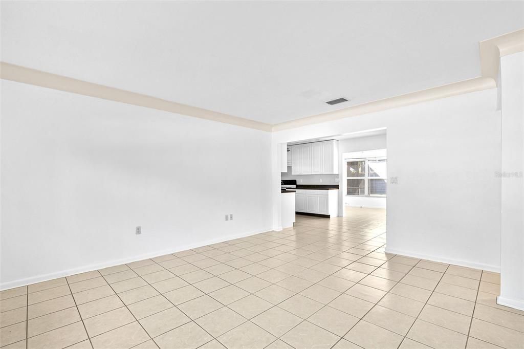 合同活跃: $349,000 (2 贝兹, 2 浴室, 1103 平方英尺)