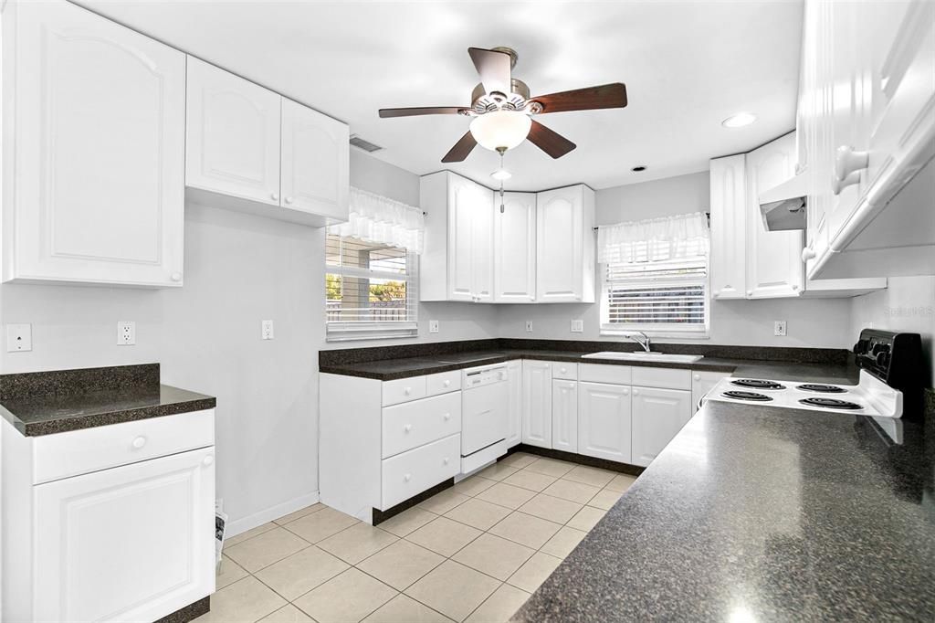 合同活跃: $349,000 (2 贝兹, 2 浴室, 1103 平方英尺)