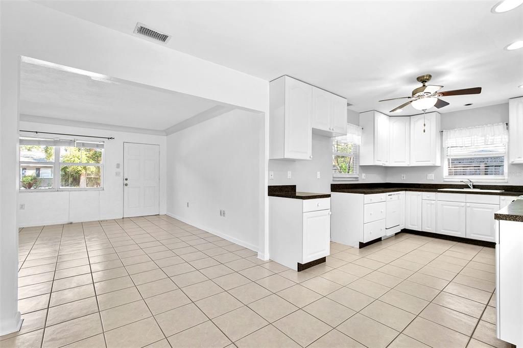 合同活跃: $349,000 (2 贝兹, 2 浴室, 1103 平方英尺)