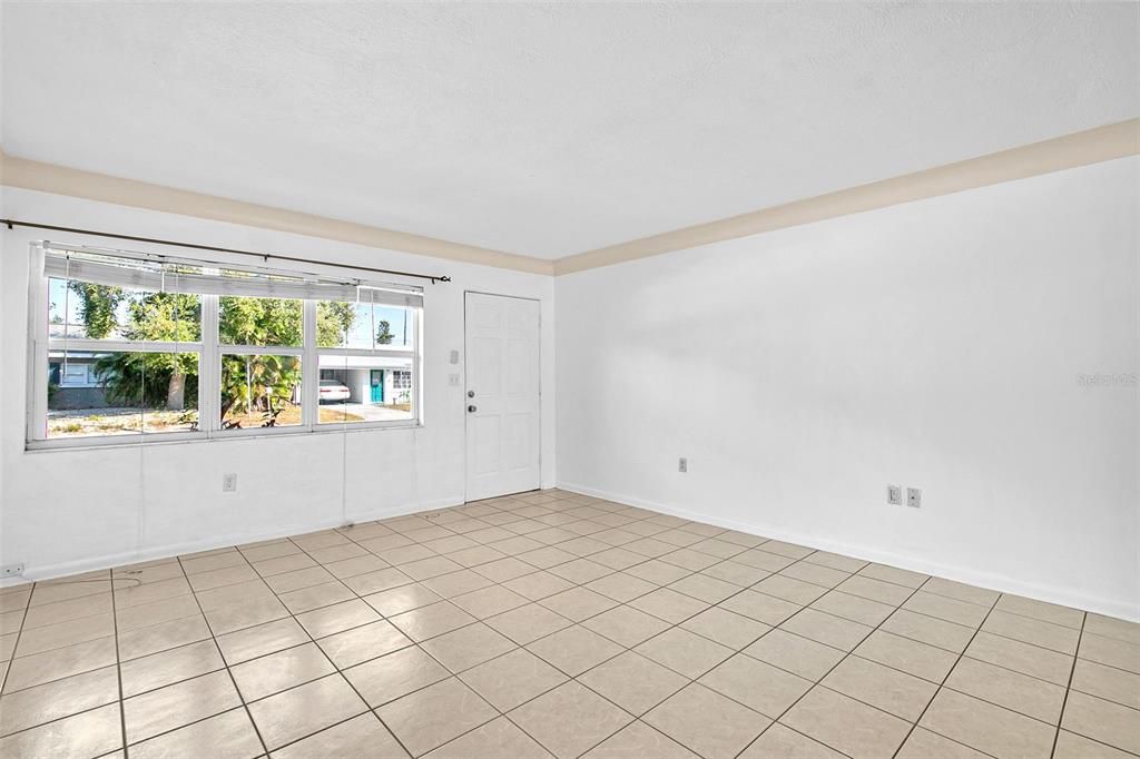 合同活跃: $349,000 (2 贝兹, 2 浴室, 1103 平方英尺)