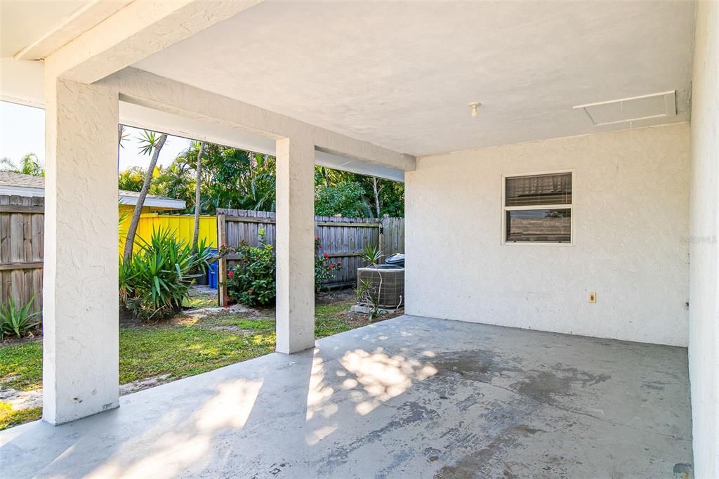 合同活跃: $349,000 (2 贝兹, 2 浴室, 1103 平方英尺)