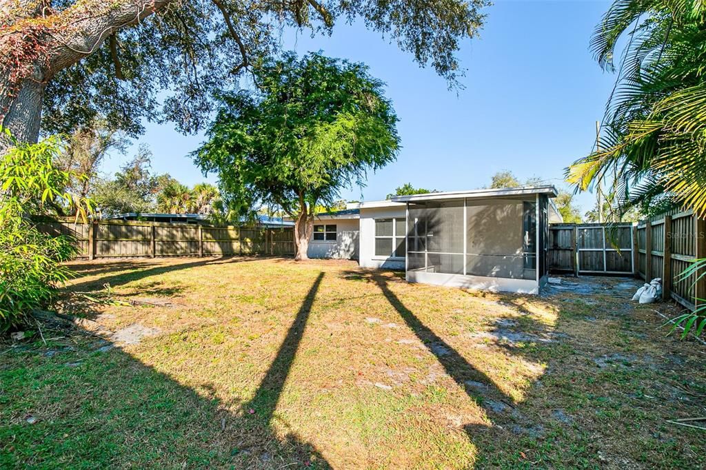 合同活跃: $349,000 (2 贝兹, 2 浴室, 1103 平方英尺)