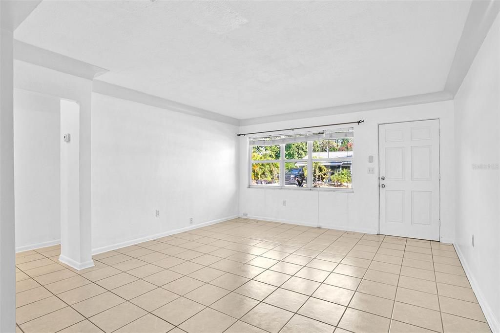 合同活跃: $349,000 (2 贝兹, 2 浴室, 1103 平方英尺)