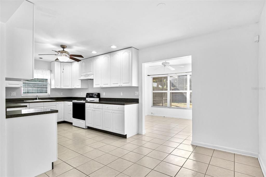 合同活跃: $349,000 (2 贝兹, 2 浴室, 1103 平方英尺)