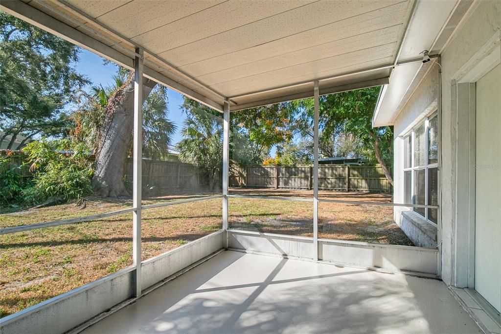 合同活跃: $349,000 (2 贝兹, 2 浴室, 1103 平方英尺)