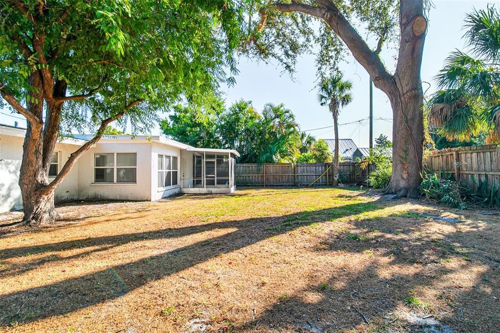 合同活跃: $349,000 (2 贝兹, 2 浴室, 1103 平方英尺)