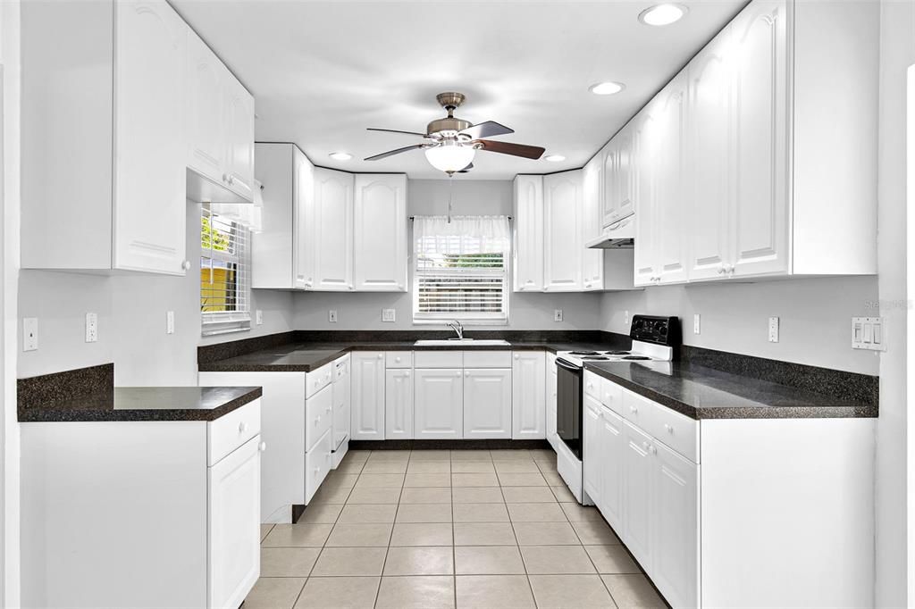 合同活跃: $349,000 (2 贝兹, 2 浴室, 1103 平方英尺)