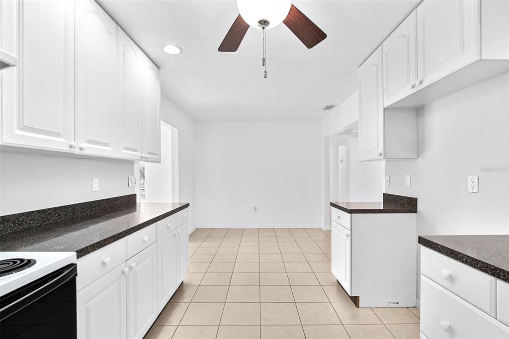 合同活跃: $349,000 (2 贝兹, 2 浴室, 1103 平方英尺)