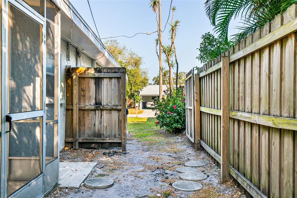 合同活跃: $349,000 (2 贝兹, 2 浴室, 1103 平方英尺)