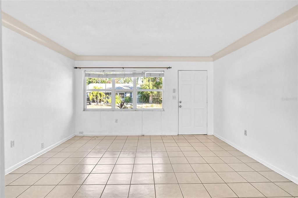 合同活跃: $349,000 (2 贝兹, 2 浴室, 1103 平方英尺)