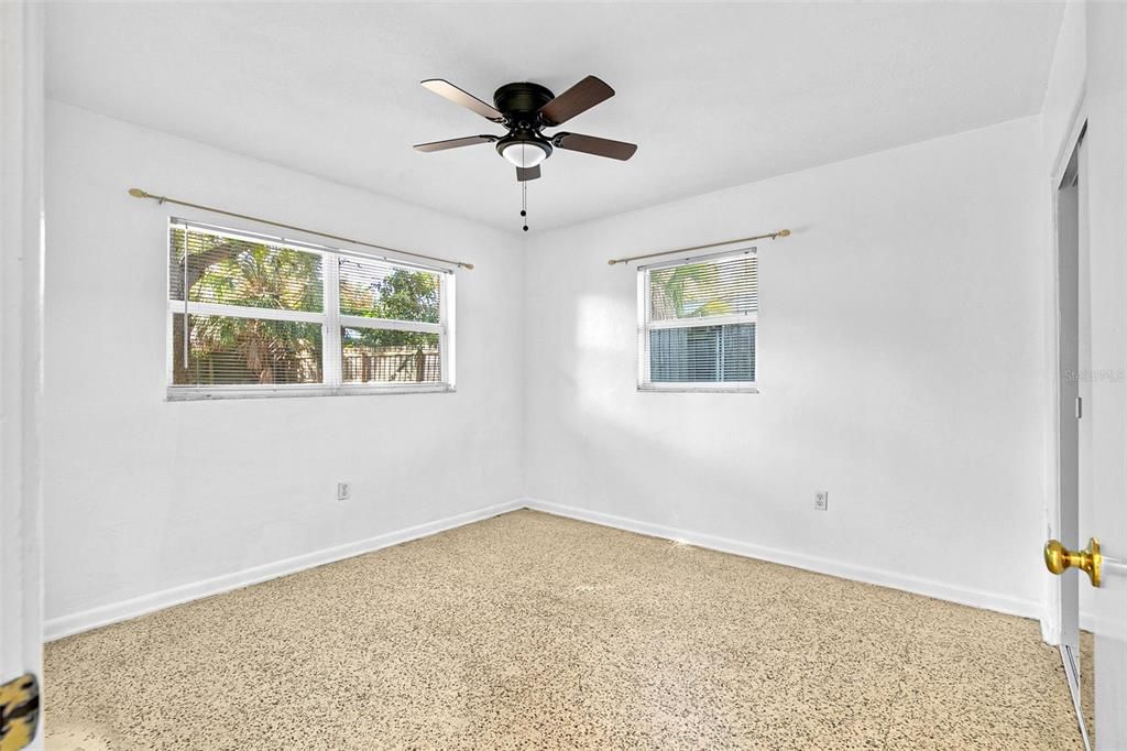 合同活跃: $349,000 (2 贝兹, 2 浴室, 1103 平方英尺)