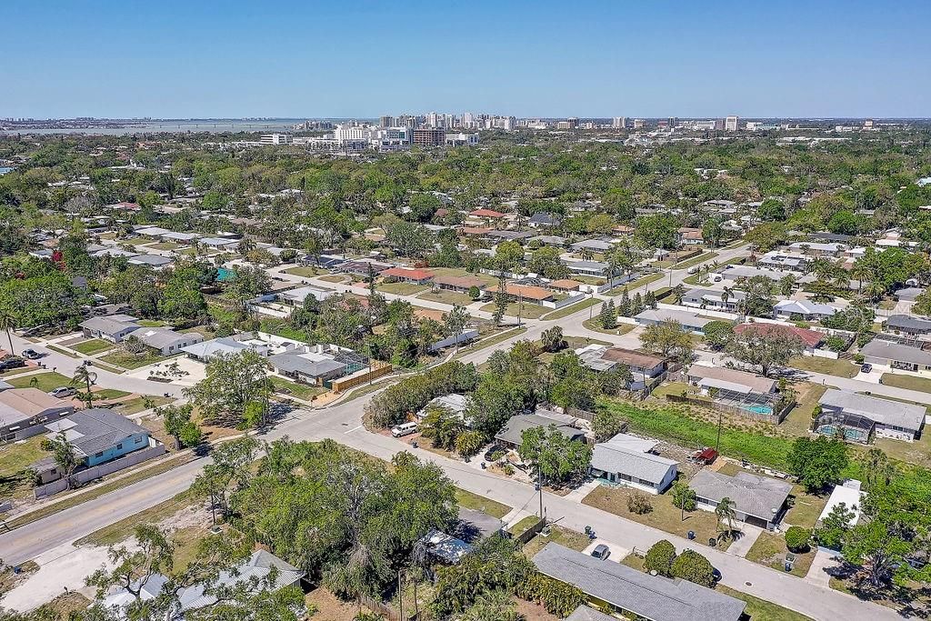 合同活跃: $349,000 (2 贝兹, 2 浴室, 1103 平方英尺)