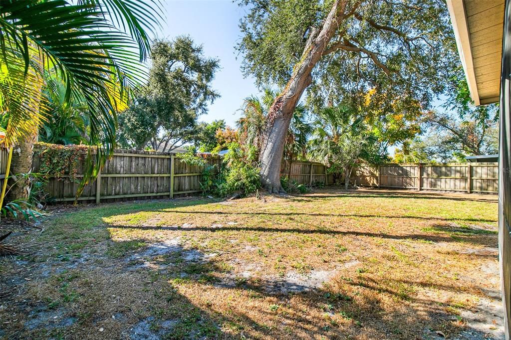 合同活跃: $349,000 (2 贝兹, 2 浴室, 1103 平方英尺)